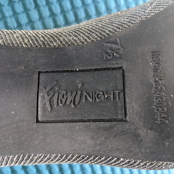 Pair of Size 7 1/2 Gray/Silver Fioni Night shoes - Picture 7 of 10